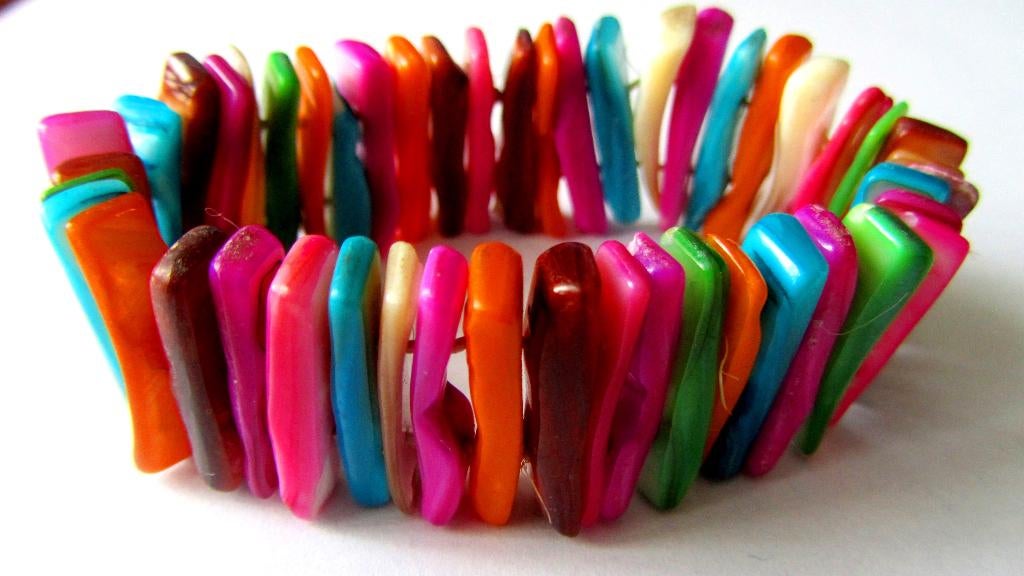 Prachtige regenboog parelmoer schelp armband, stretch, breed, Sieraden, Tassen en Uiterlijk, Armbanden, Overige materialen, Overige kleuren