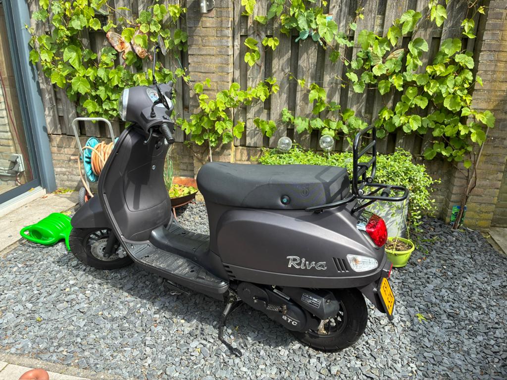 BTC Riva. Schuurvonst. 1631 km uit 2014 geel kent.45 km/u., Ophalen of Verzenden, Zo goed als nieuw