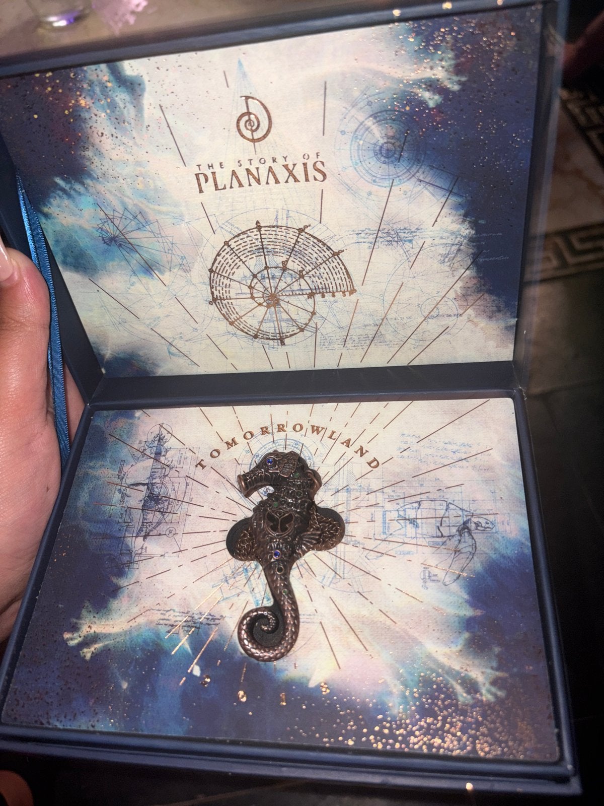 Tomorrowland The Story of Planaxis Medaillon, Ophalen, Zo goed als nieuw