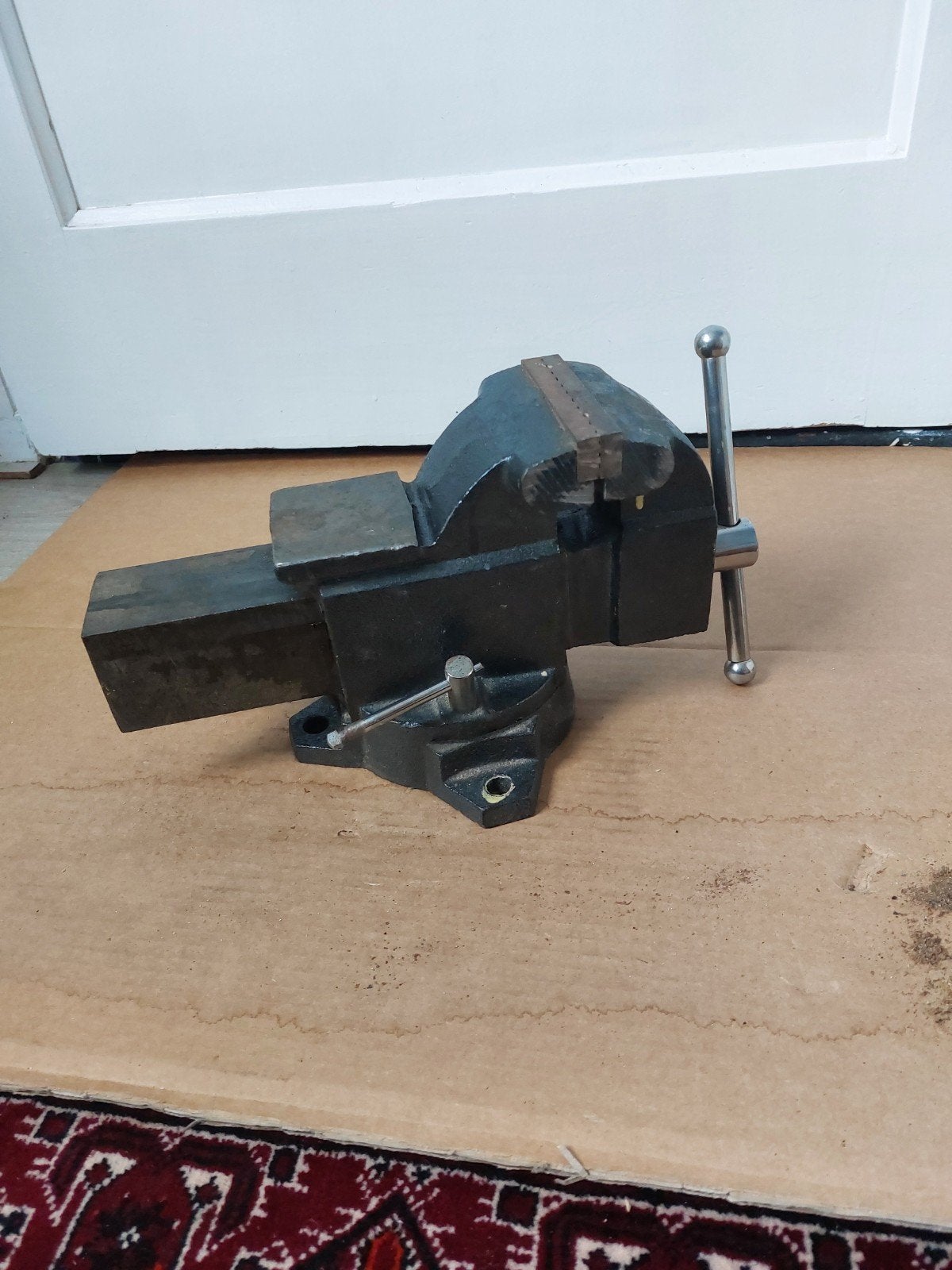 Robuuste metalen bankschroef met draaivoet en aambeeld, Ophalen of Verzenden, Gebruikt, Bankschroef