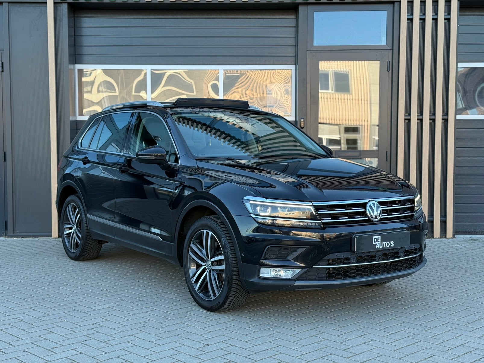 Volkswagen Tiguan 2.0TSI 180PK / PANO / DSG / 4M / 360* CAM, Automaat, Dealer onderhouden, Verblindingsvrij grootlicht, 4 cilinders