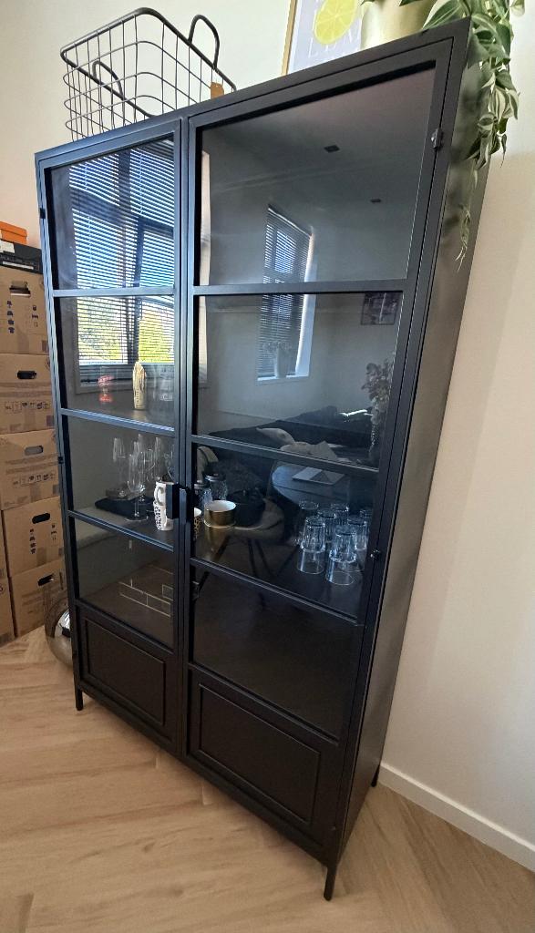 Vitrinekast, Ophalen, 100 tot 150 cm, Zo goed als nieuw, Metaal