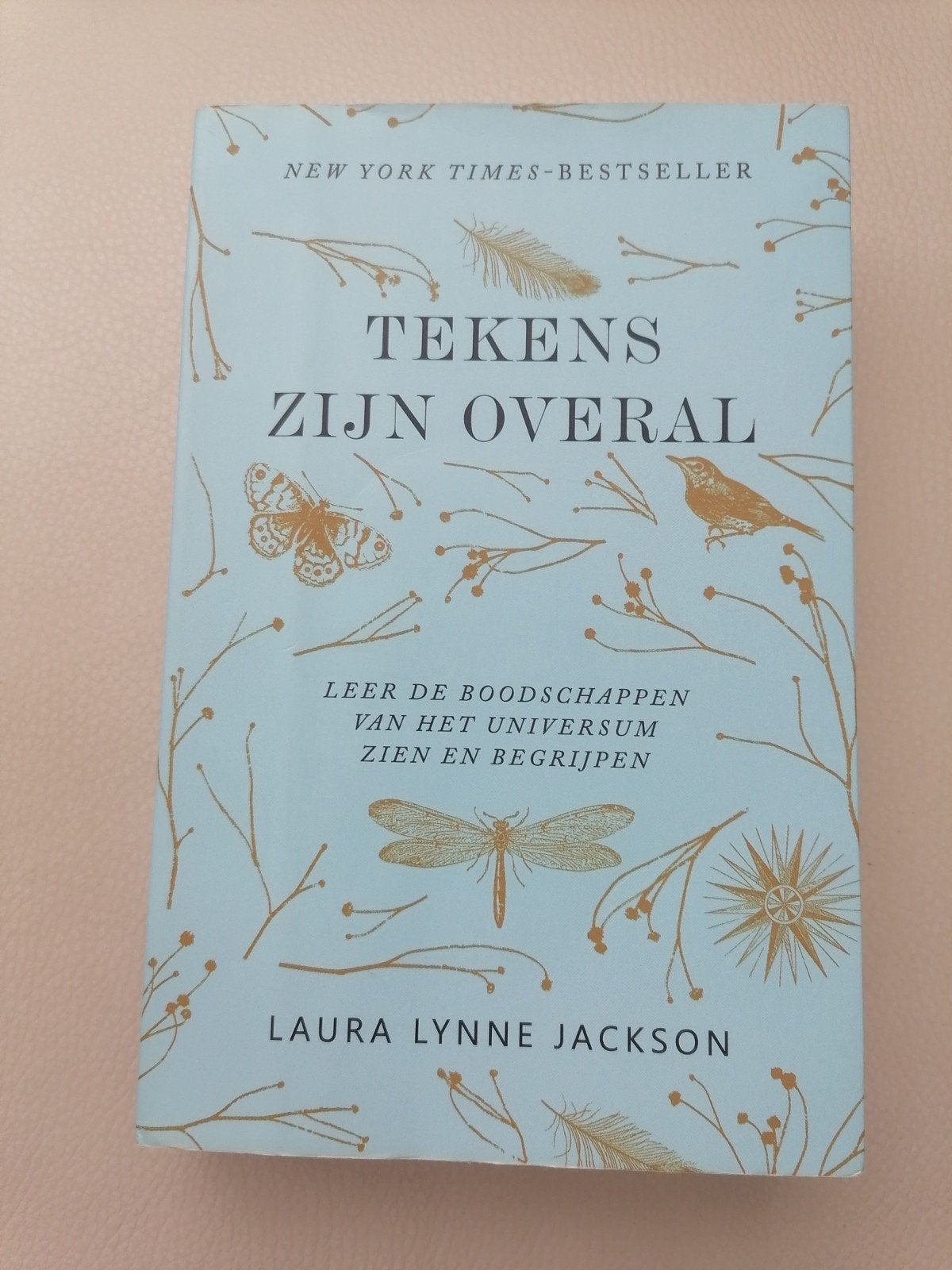 Tekens Zijn Overal - Laura Lynne Jackson, Boeken, Ophalen of Verzenden, Gelezen, Spiritualiteit algemeen, Overige typen