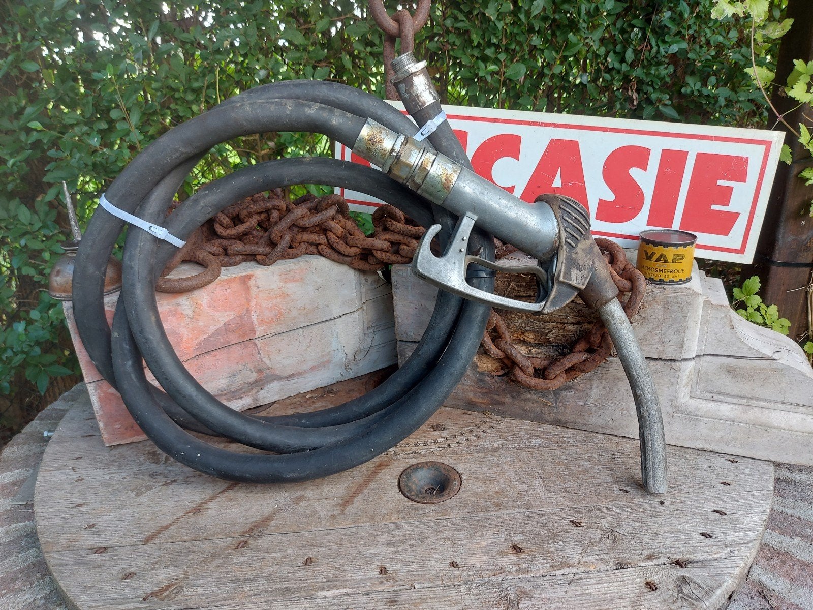 Oude nozzle tankvulpistool met slang en reclame erop v ZVA, Ophalen of Verzenden, Reclamebord