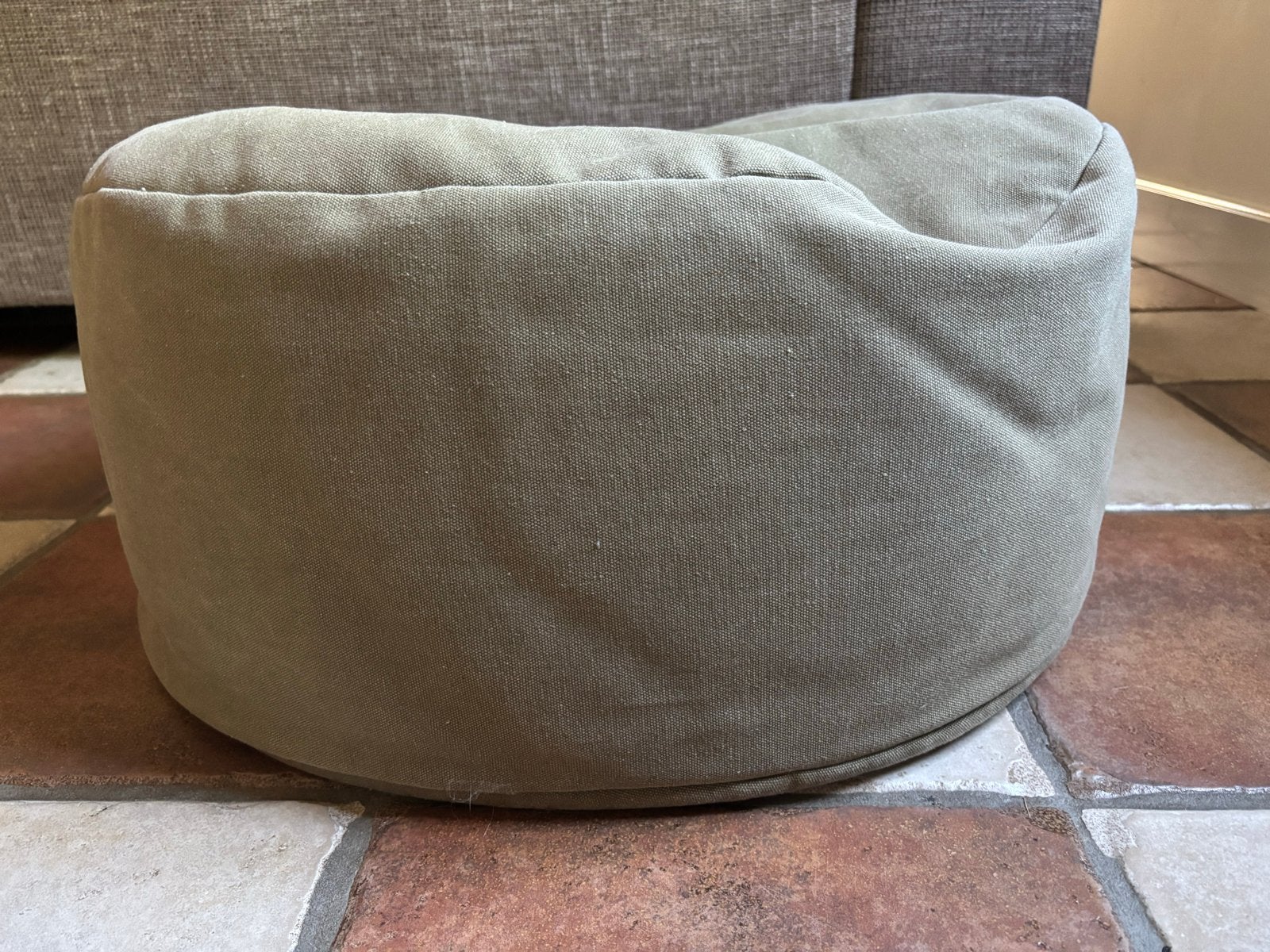Comfortabele poef/voetenbank in olijfgroen, Ophalen, Minder dan 50 cm, Gebruikt, Rond
