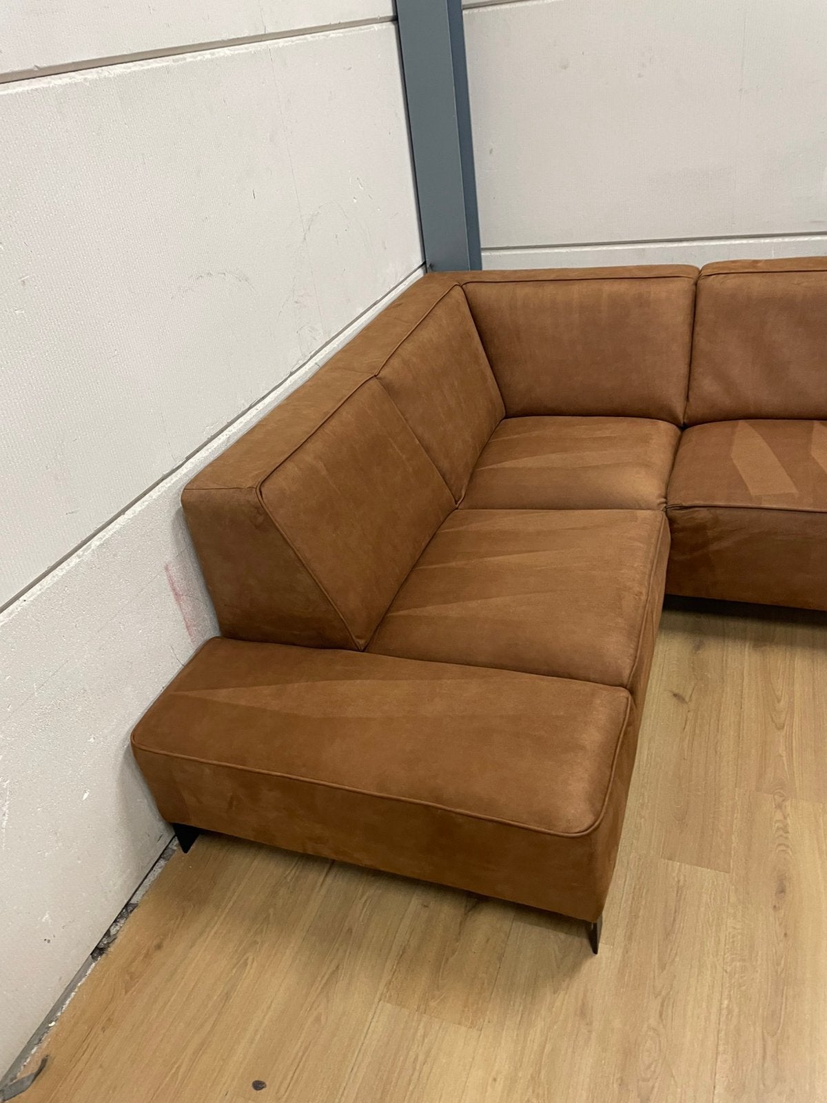 Mooie luxe suede cognac bruine hoekbank - GEREINIGD!!!, Ophalen, 250 tot 300 cm, Luxe, Hoekbank