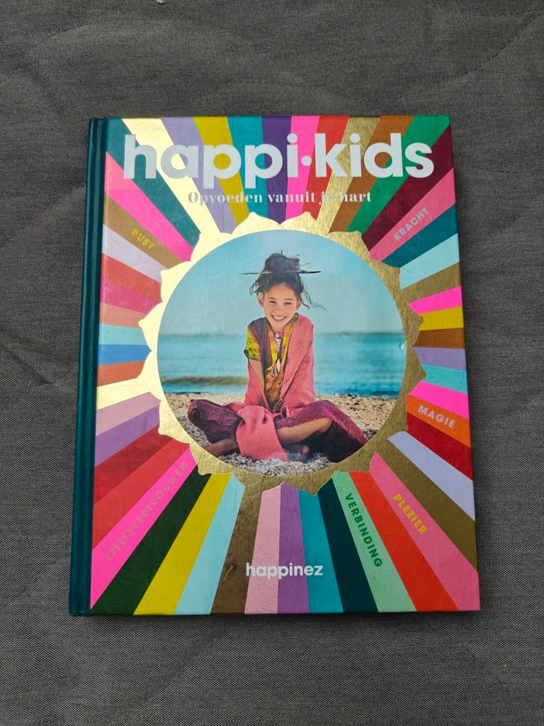 Happy Kids: Opvoeden vanuit je hart - Happinez, Boeken, Ophalen of Verzenden, Zo goed als nieuw, Opvoeding tot 6 jaar, Happinez