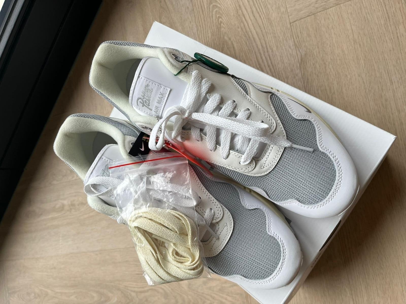 Nike Air Max 1 Patta White Grey (nieuw in doos), Ophalen of Verzenden, Nieuw, Wit, Sneakers of Gympen