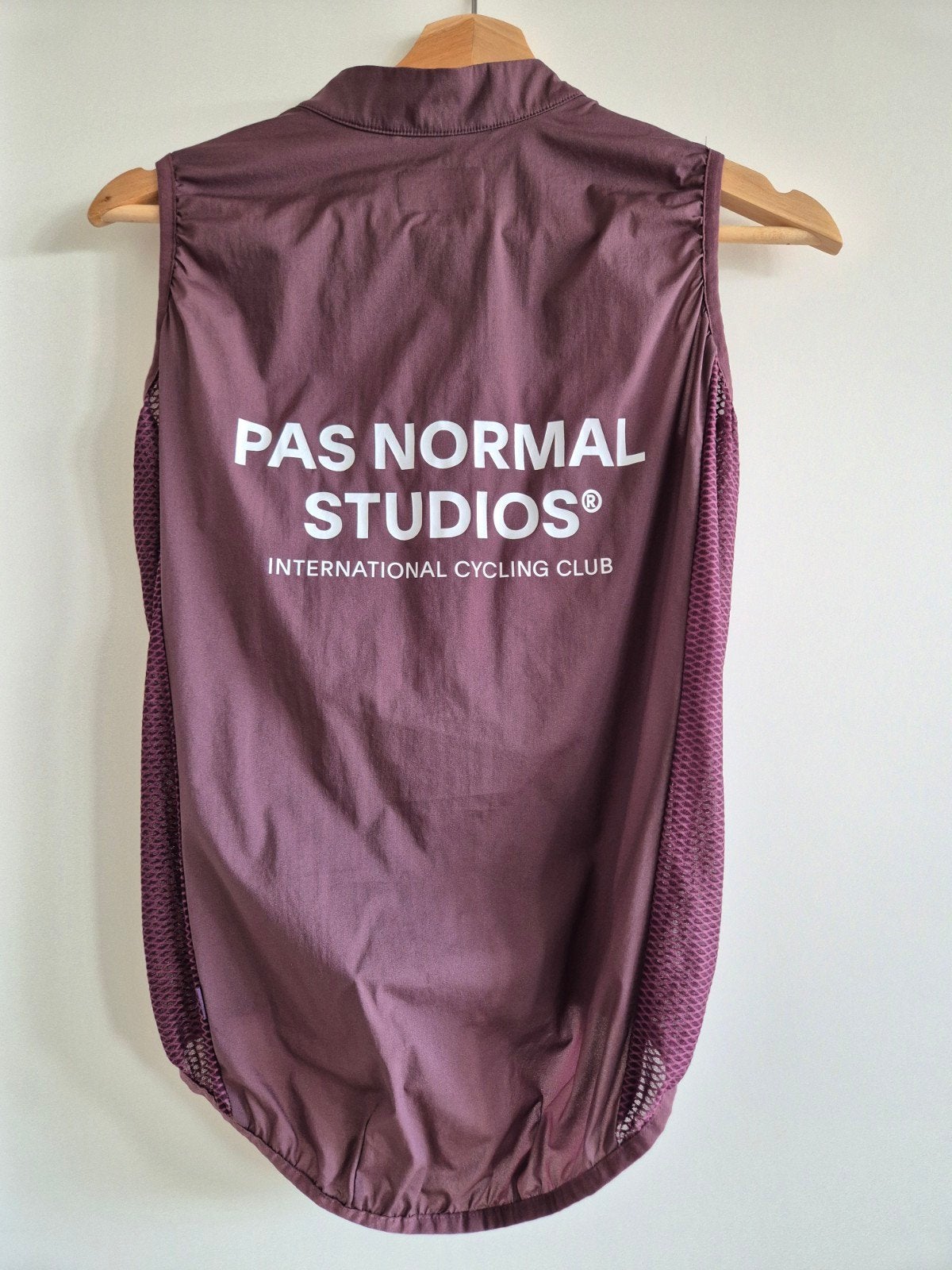 Pas Normal Studios Mechanism Stow Away Gilet Burgundy Medium, Fietsen en Brommers, Fietsaccessoires | Fietskleding, Gebruikt, Pas Normal Studios