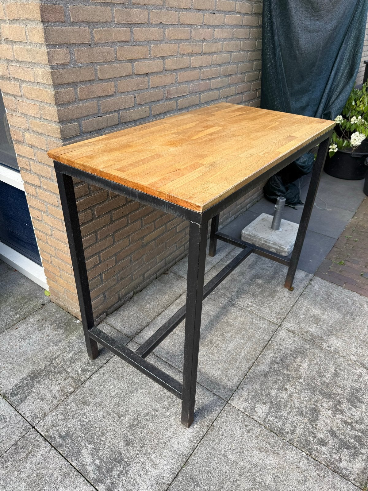 Hoge bartafel met houten blad en metalen onderstel, Ophalen, Gebruikt