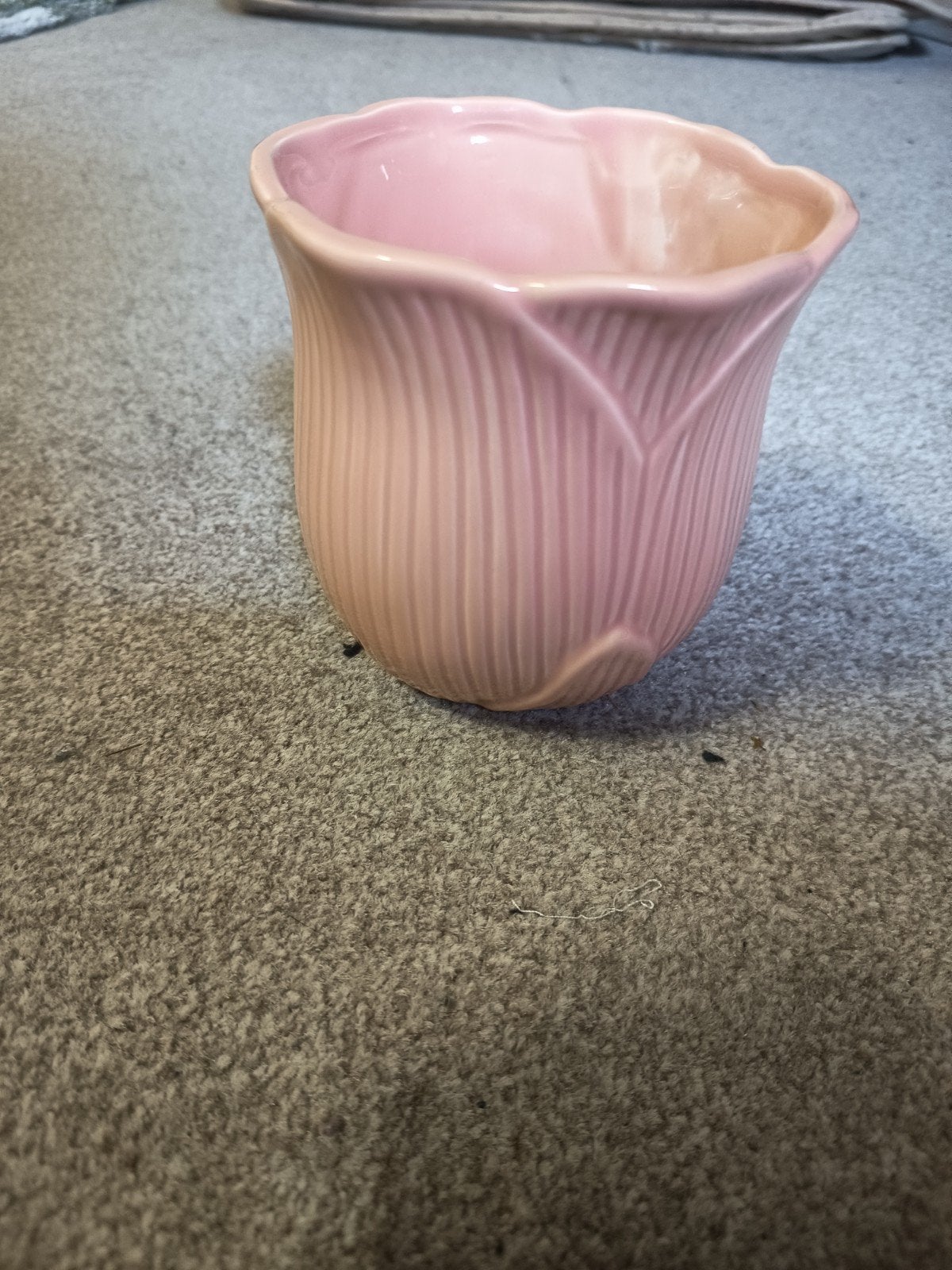 Roze keramische vaas in tulpvorm, Huis en Inrichting, Woonaccessoires | Vazen, Gebruikt, Met patroon/structuur, Ophalen of Verzenden