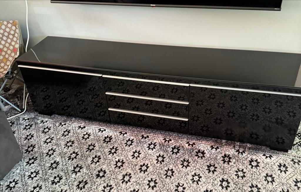 Zwarte hoogglans tv-meubel met lades en deuren, Overige materialen, Gebruikt, 150 tot 200 cm, Ophalen of Verzenden