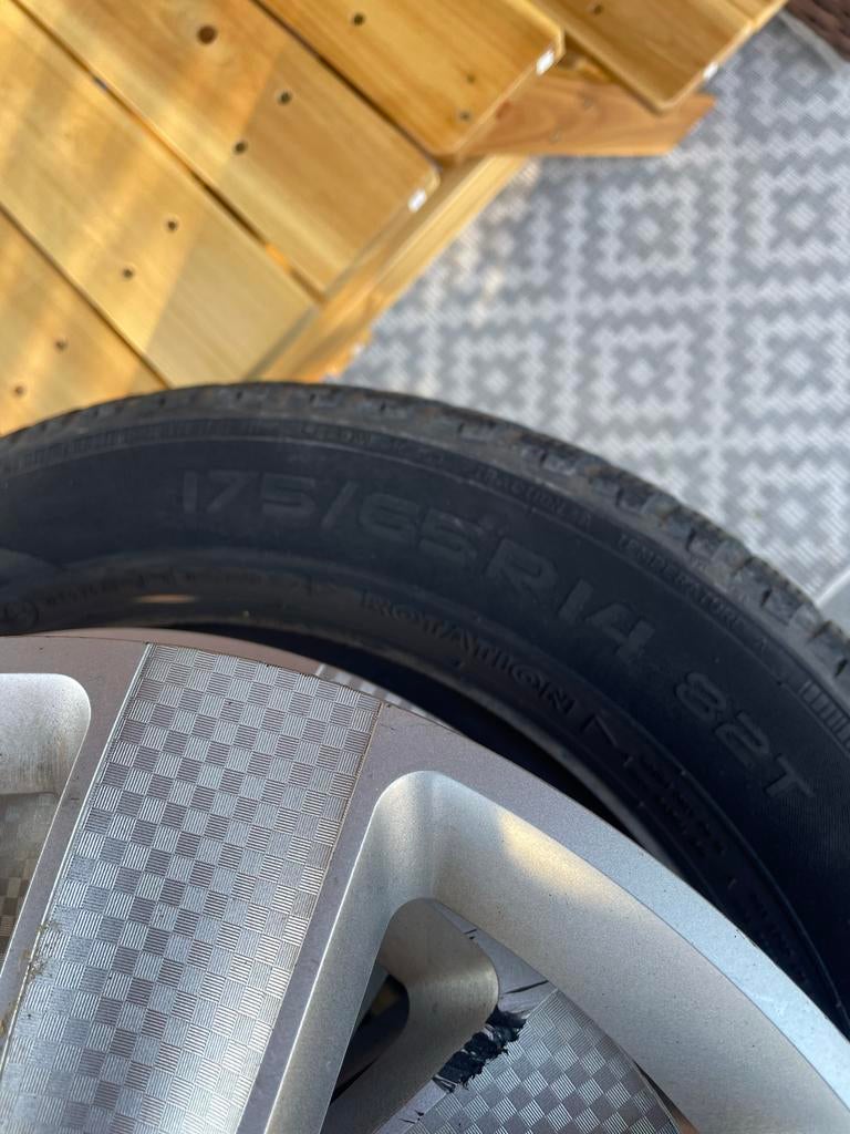 Winterbanden 175/65 R14 met velgen en wieldoppen, Ophalen, 14 inch, Gebruikt, 175 mm