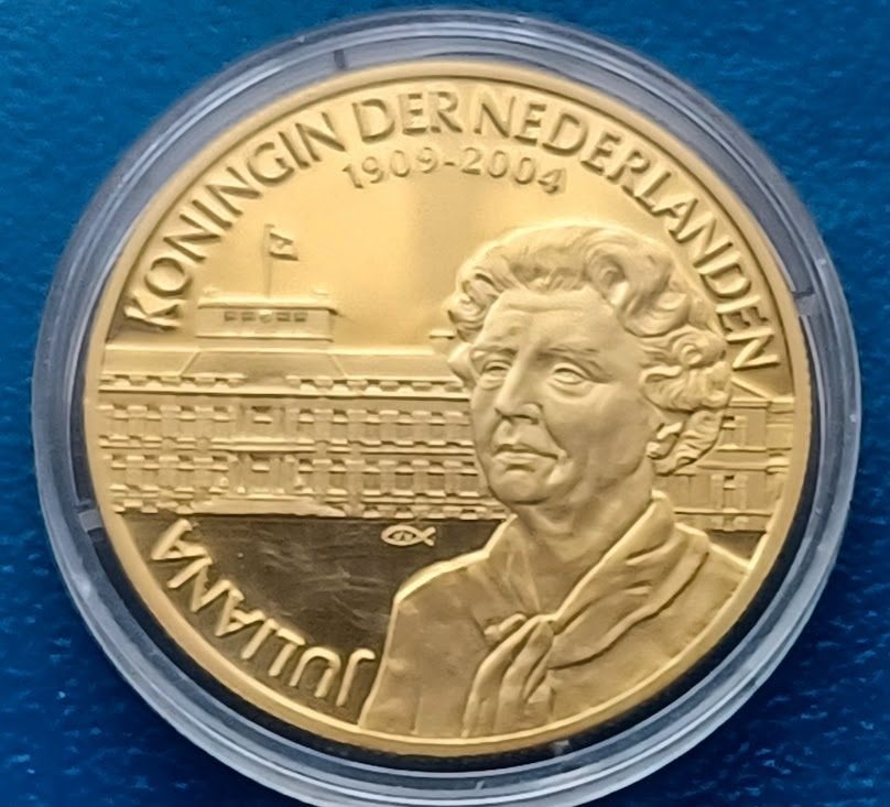 Penning Juliana Koningin der Nederlanden 1909-2004, Postzegels en Munten, Penningen en Medailles, Verzenden, Overige materialen