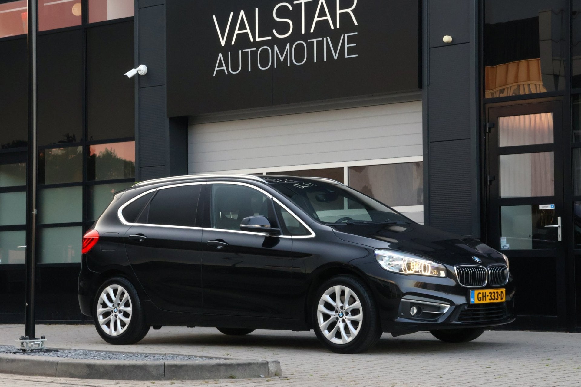 BMW 2-serie Active Tourer 218i High Executive | Panorama dak, Voorwielaandrijving, 136 pk, Gebruikt, Zwart