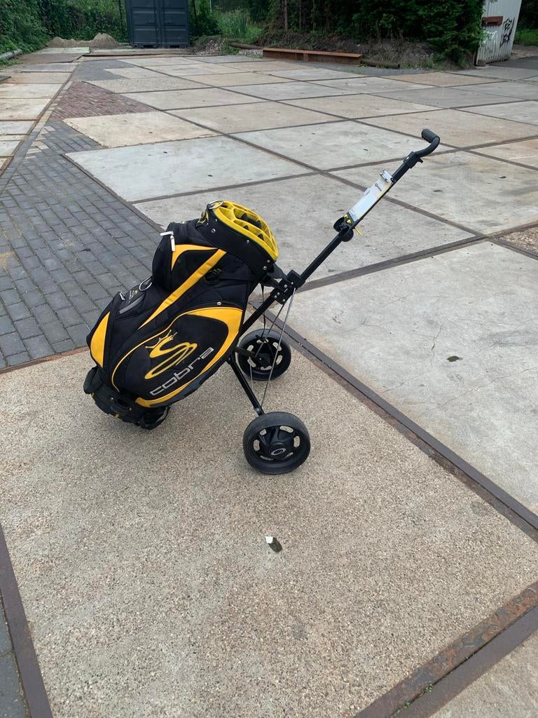 Golf kar en golftas merk. Cobra, Ophalen, Gebruikt, Golfkar