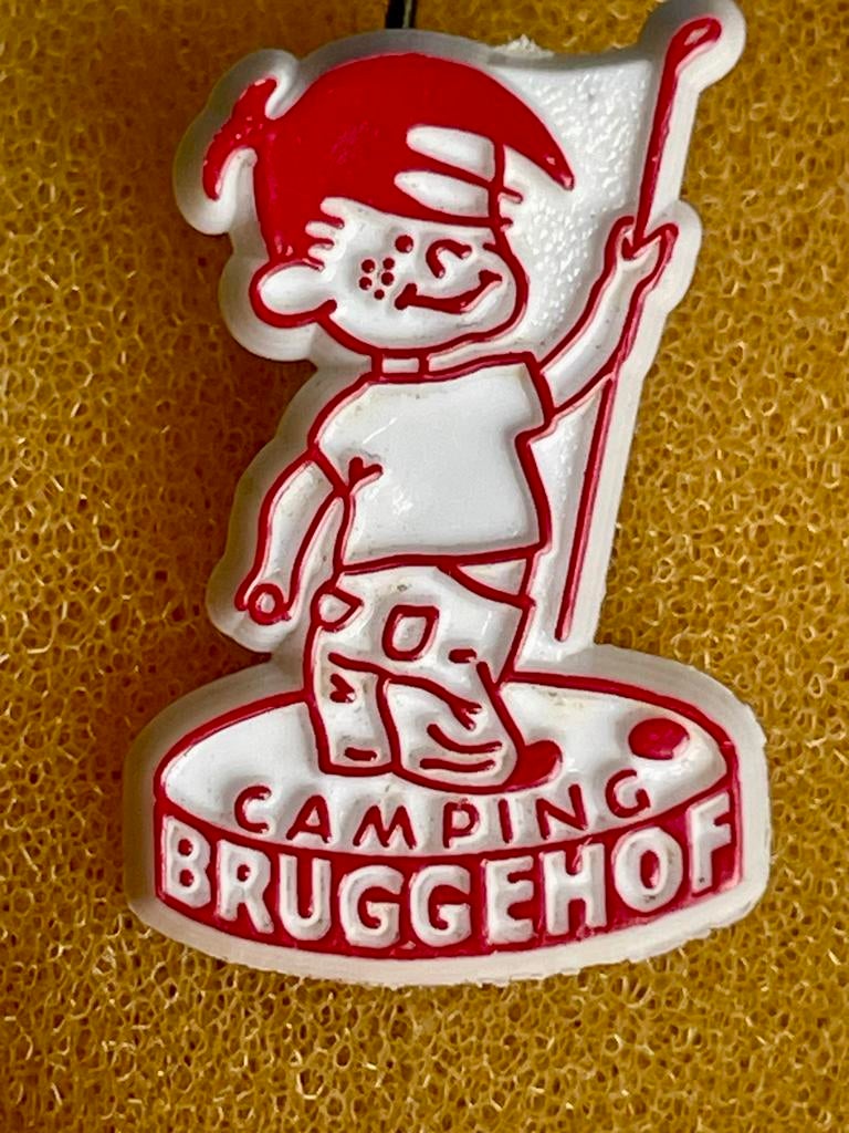 Vintage speldje Camp Bruggehof Dordrecht Midgetgolf Rood Wit, Ophalen of Verzenden, Gebruikt, Figuurtje, Speldje of Pin