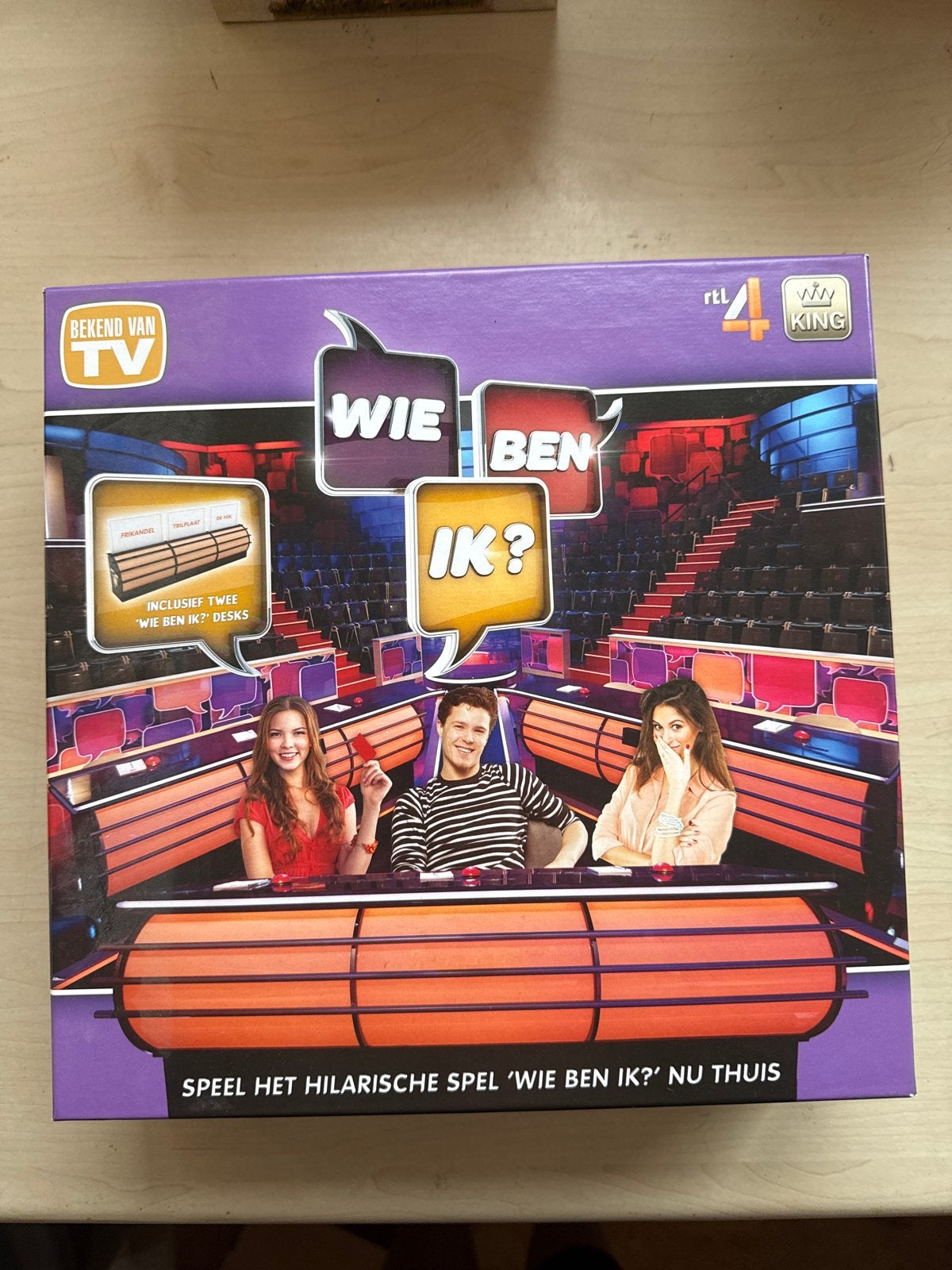 Wie Ben Ik? RTL4 TV Spel Inclusief Desks, Drie of vier spelers, Ophalen of Verzenden, Gebruikt