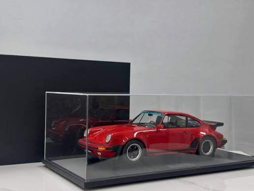 1:8 Porsche 911 930 Turbo 3.3 - 1989 - Red - Incl. vitrine, Auto, ., Nieuw, 1:5 t/m 1:8