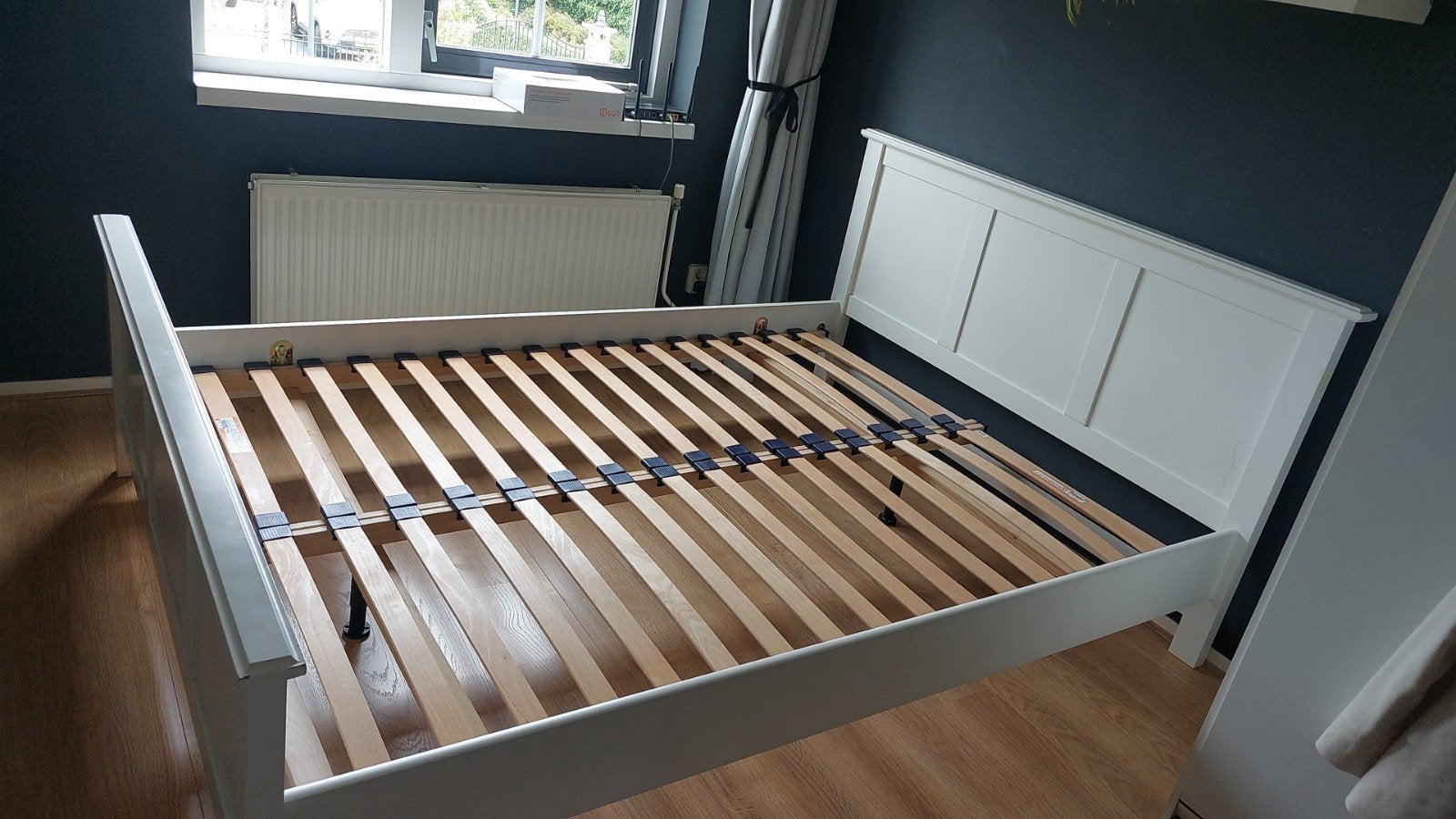 Mooi 2-persoonsbed met lattenbodem (140x200 cm), Huis en Inrichting, Slaapkamer | Bedden, Ophalen, Wit, Tweepersoons, 140 cm