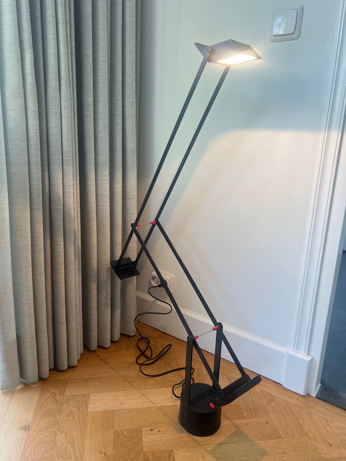 Design Artemide Tizio 50 bureaulamp - kleine defecten, Ophalen of Verzenden, Gebruikt, Metaal