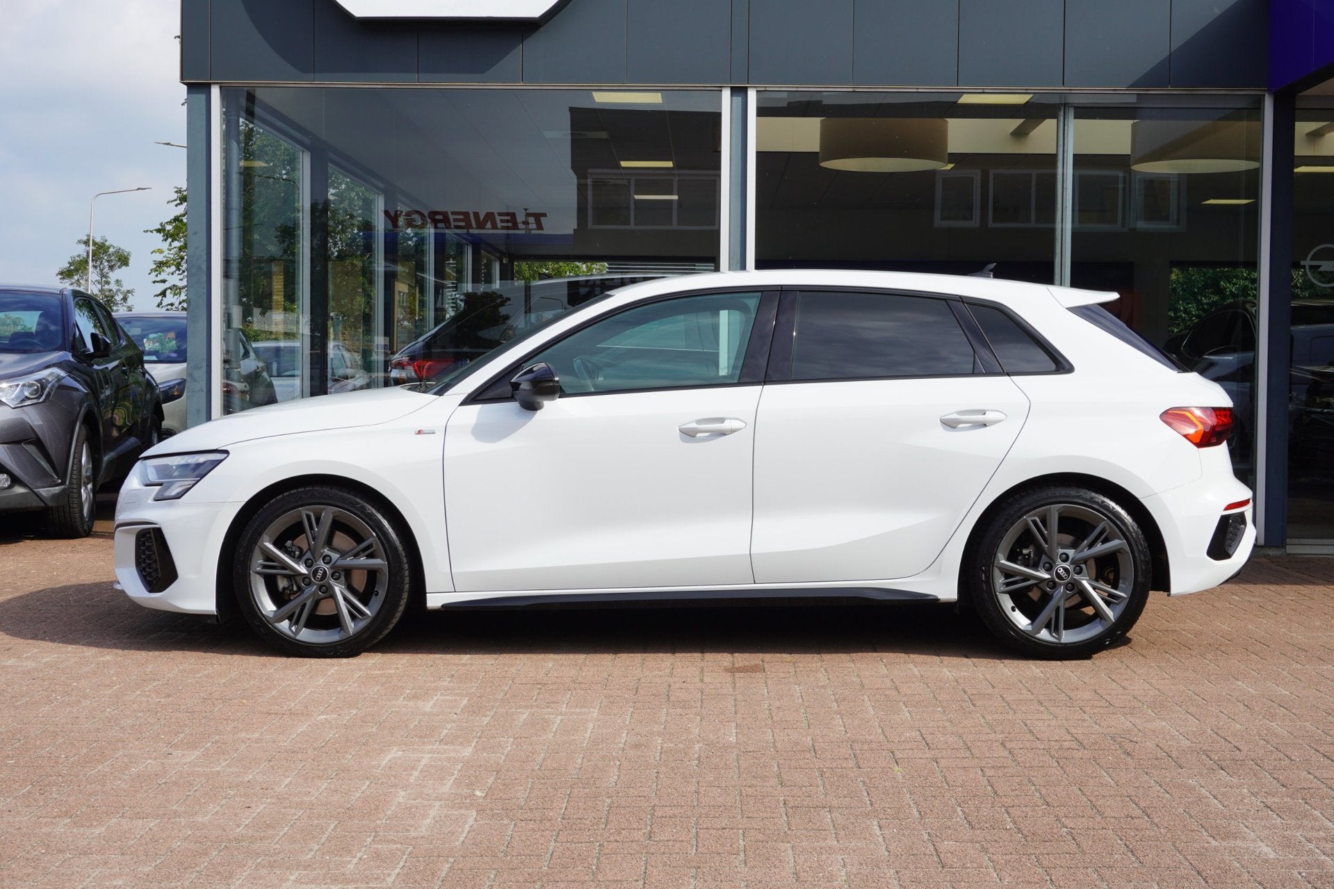 Foto 2 van Audi A3 Sportback 35 TFSI S edition Automaat | Airco | CarPl
