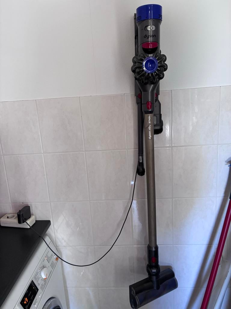 Dyson V8 Absolute draadloze stofzuiger met accessoires, Witgoed en Apparatuur, Stofzuigers, Ophalen, Gebruikt, Stofzuiger, Minder dan 1200 watt