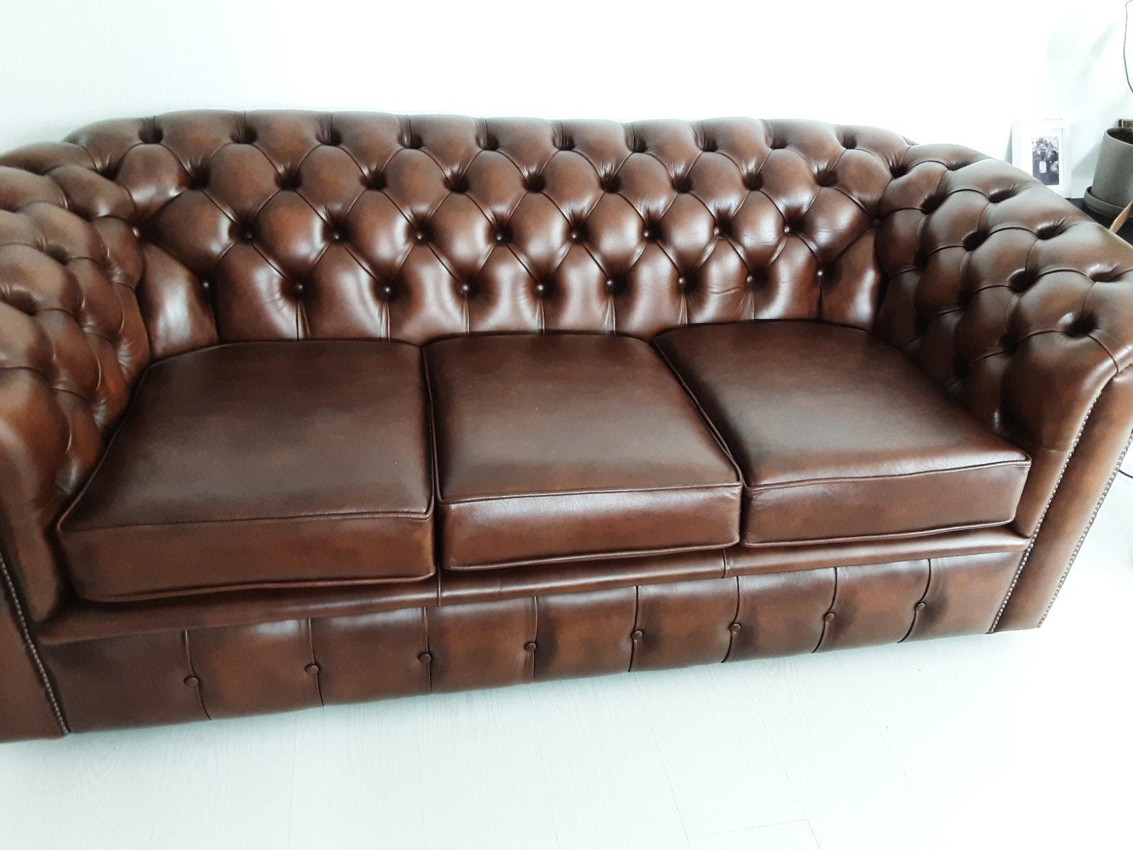 Luxe Chesterfield bank - Bruin leer, 3-persoons, Ophalen, Driepersoons, Zo goed als nieuw, Rechte bank