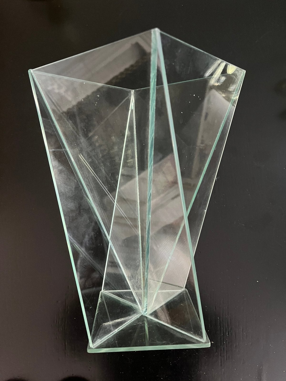 GEOMETRISCH  GEDRAAIDE GLAZEN VAAS. —   DELTA VARIANT., Ophalen of Verzenden
