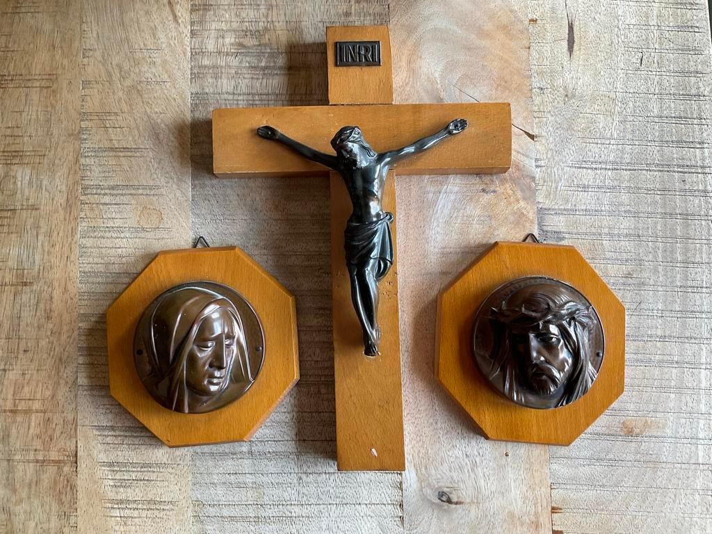 Vintage houten kruis met Jezus en Maria beelden, Ophalen of Verzenden