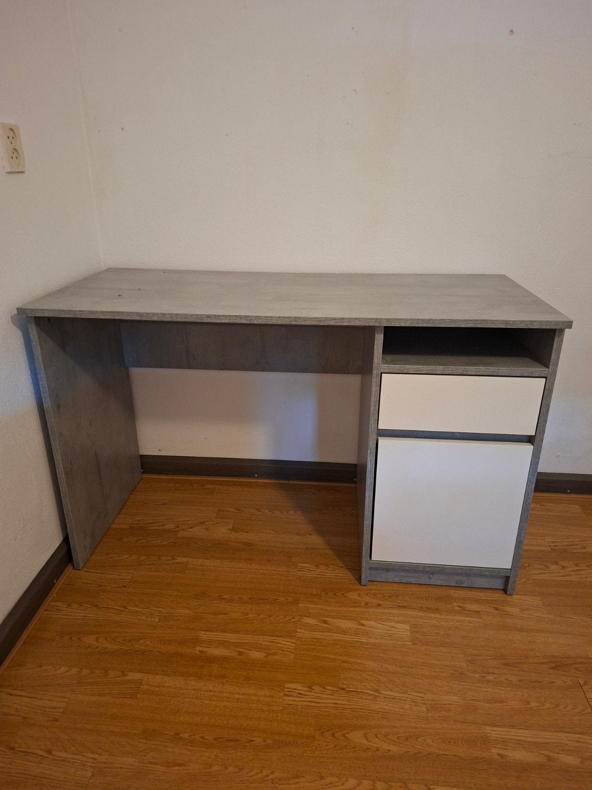 Modern bureau met lades en opbergruimte, Ophalen, Met lades, Gebruikt, Spaanplaat of MDF
