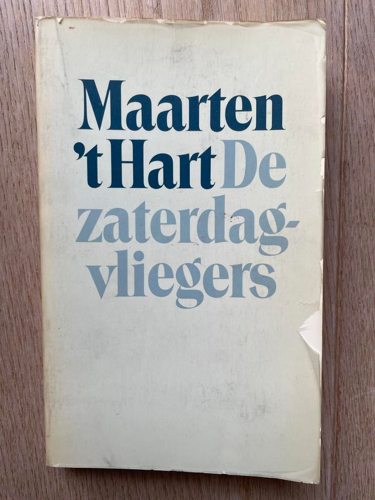 Maarten 't Hart - De zaterdagvliegers ISBN 9029518278, Ophalen of Verzenden, Gelezen