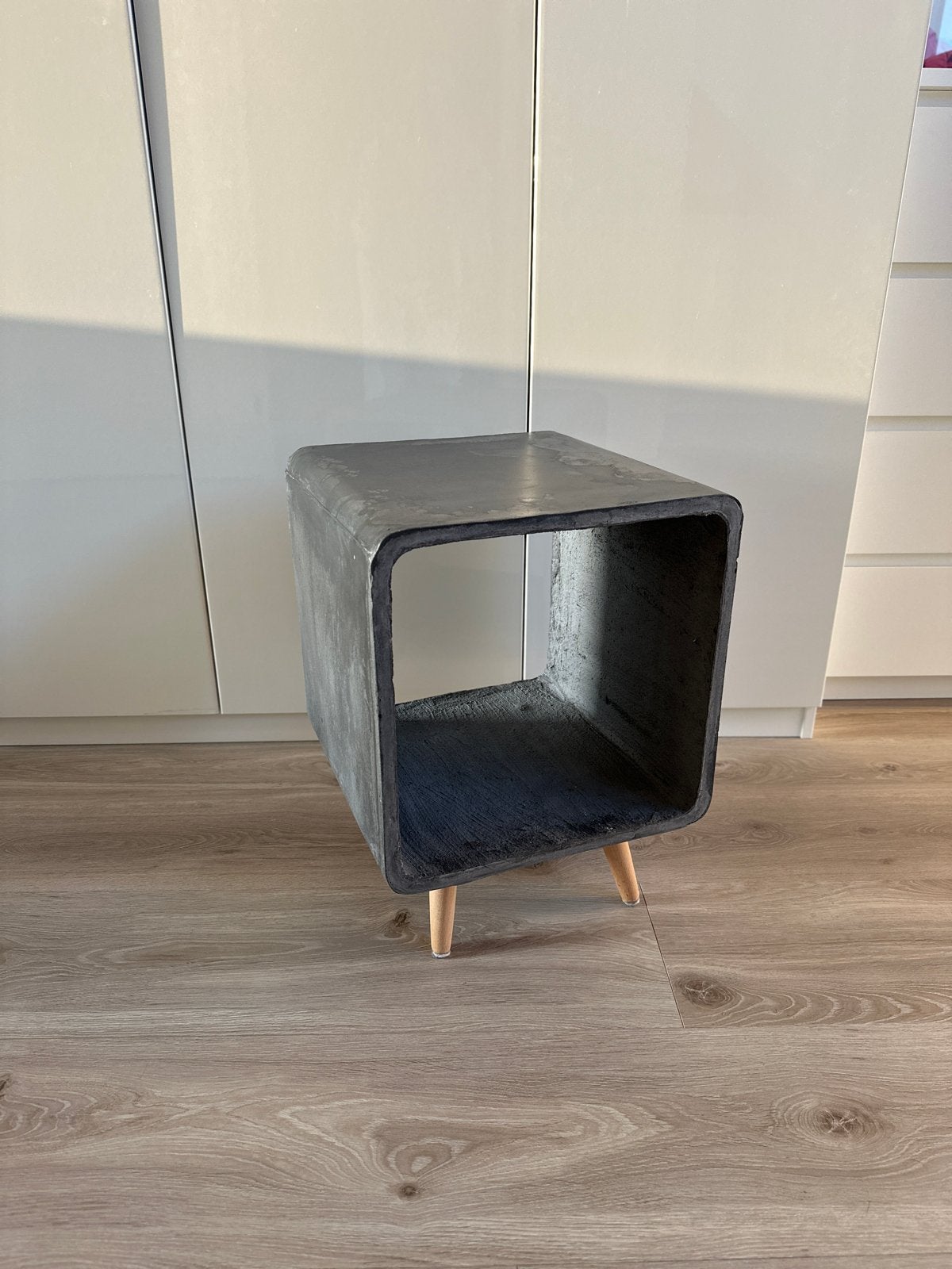 Betonnen kubus bijzettafel met houten pootjes, Overige materialen, Minder dan 55 cm, Vierkant, Zo goed als nieuw