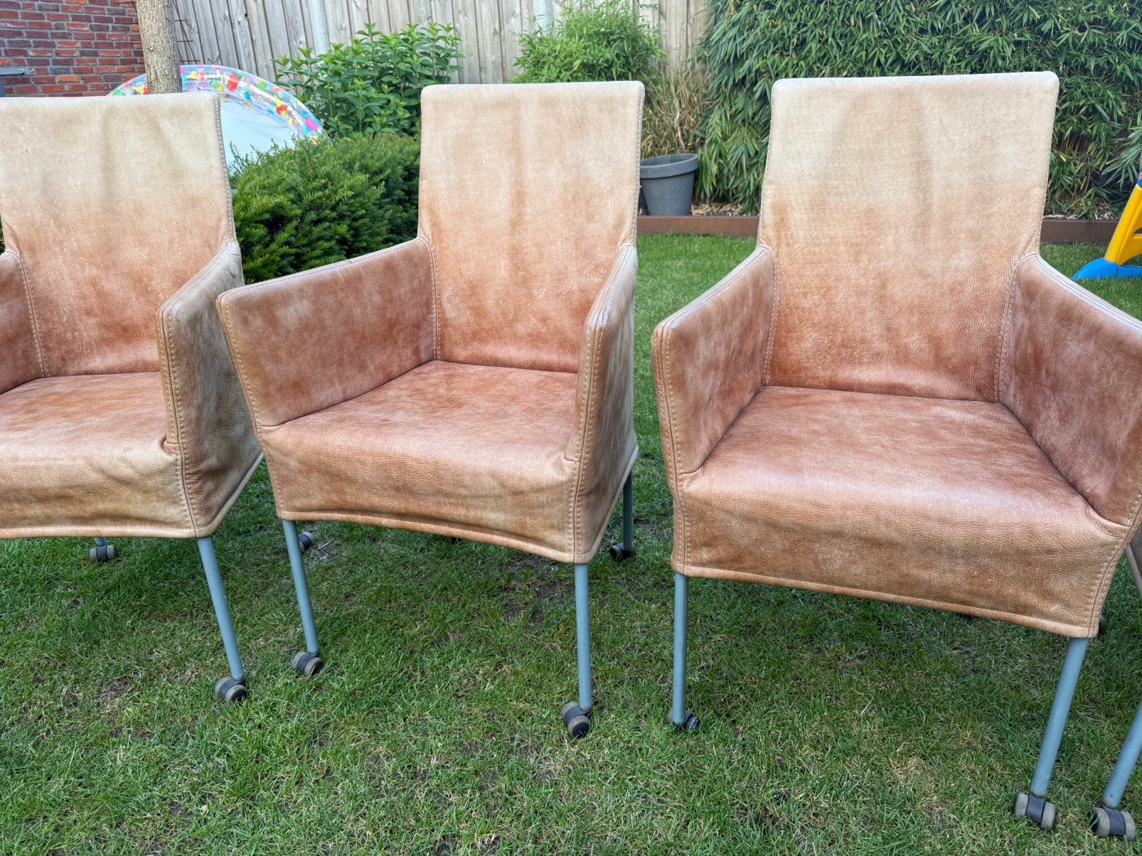 GRATIS - Leren bruine stoelen (4 stuks) op wieltjes, Ophalen, Gebruikt, Bruin, Leer