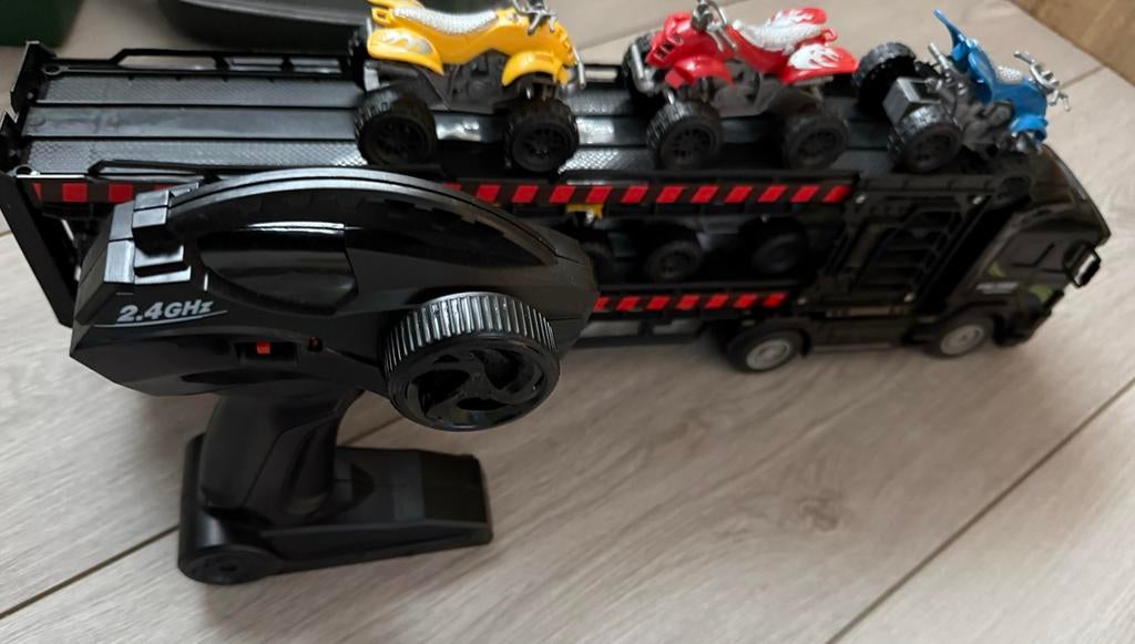 RC Truck met 3 Quads en Afstandsbediening, Hobby en Vrije tijd, Modelbouw | Radiografisch | Auto's, Elektro, Gebruikt, Auto offroad