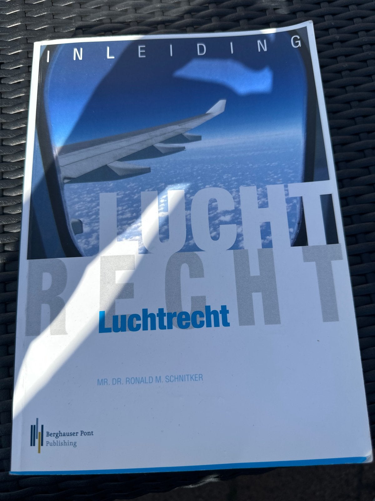 Inleiding Luchtrecht - Mr. Dr. Ronald M. Schnitker, Ophalen of Verzenden, Gamma, Zo goed als nieuw, HBO
