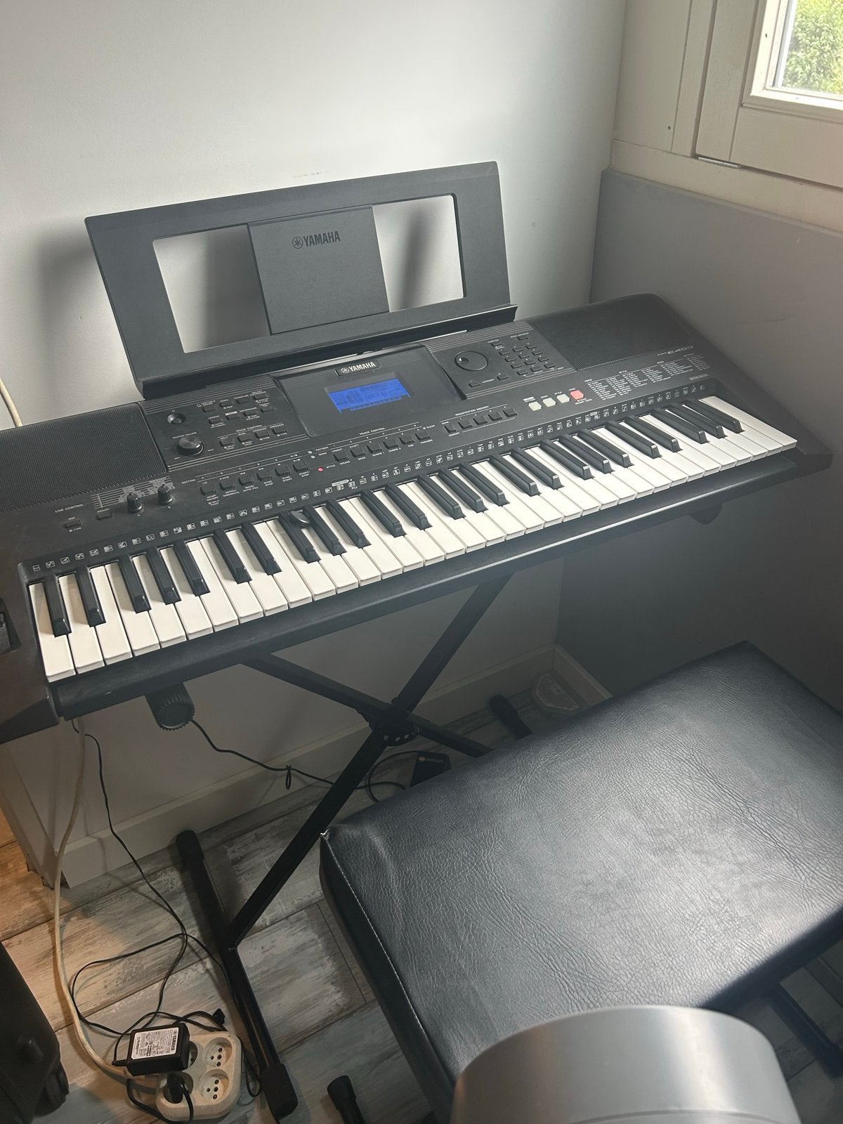 Yamaha PSR-E453 keyboard met standaard, kruk, tas en pedaal, Ophalen, Yamaha, Met standaard, 61 toetsen
