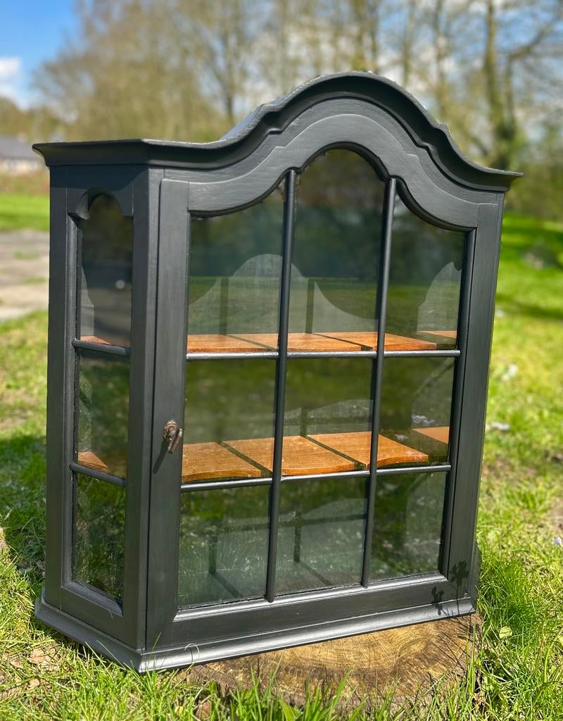 Zwart gerestylde vitrinekast wandkast brocante uniek, Ophalen, Met deur(en), Nieuw, 50 tot 100 cm