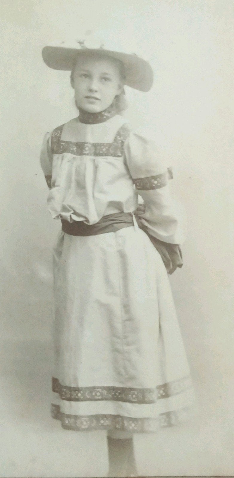 Antieke Foto: Meisje in Klederdracht, Duisburg rond 1900, Ophalen of Verzenden, Voor 1940, Gebruikt, Klederdracht