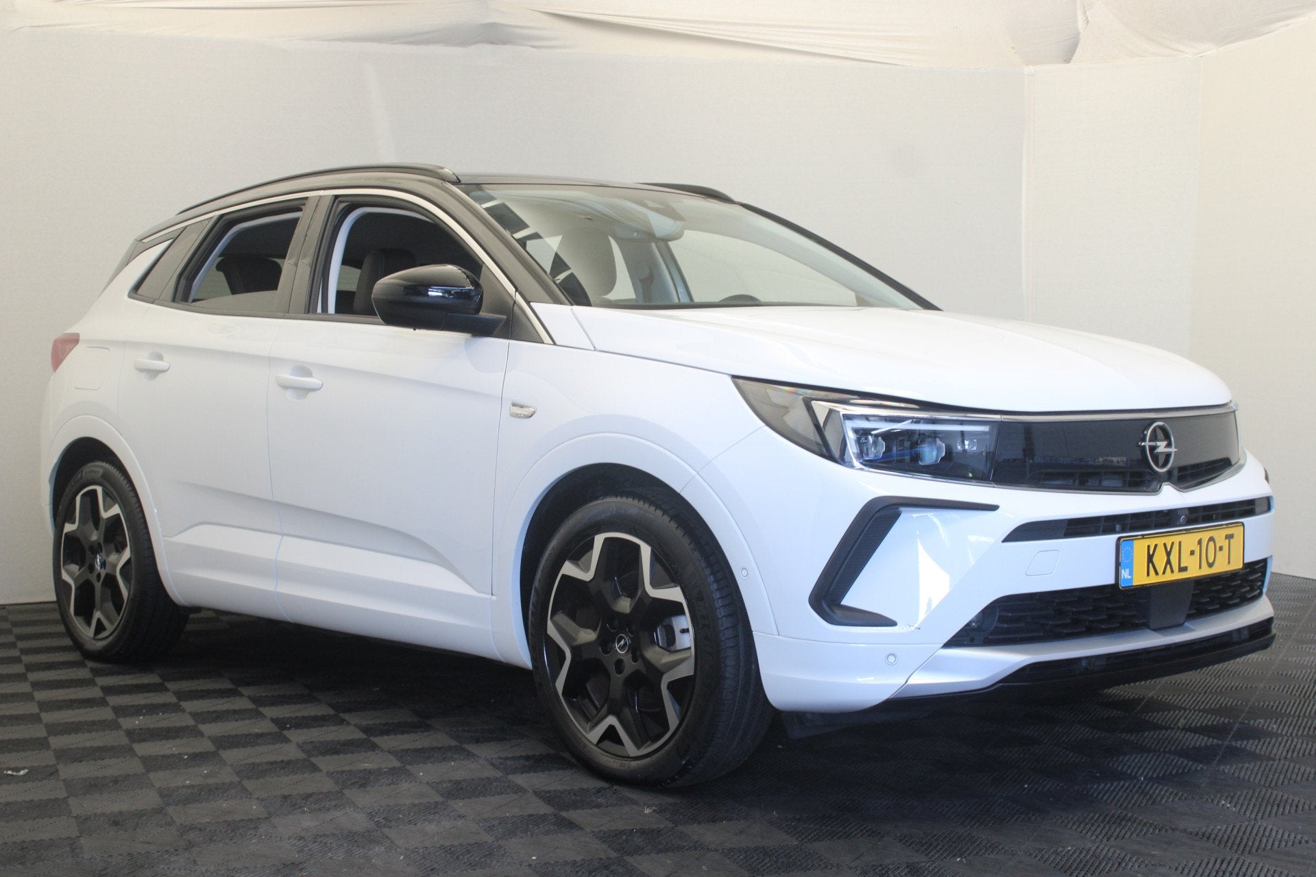Opel Grandland 1.6 Turbo Plug-In Hybrid Ultimate (bj 2022), Auto's, Verwarmde buitenspiegels, 4 cilinders, Wit, Bedrijf