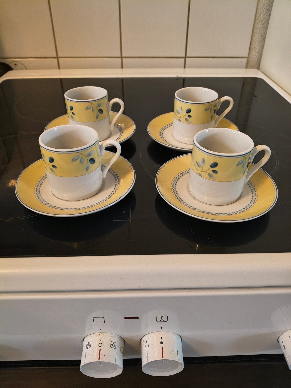 Royal Doulton Blueberry Espresso Kopjes en Schotels (4 sets), Overige merken, Klassiek, Ophalen of Verzenden, Zo goed als nieuw