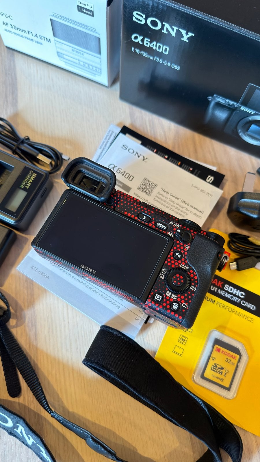 Foto 6 van Sony a6400 met kitlens, camo wrap en veel accessoires