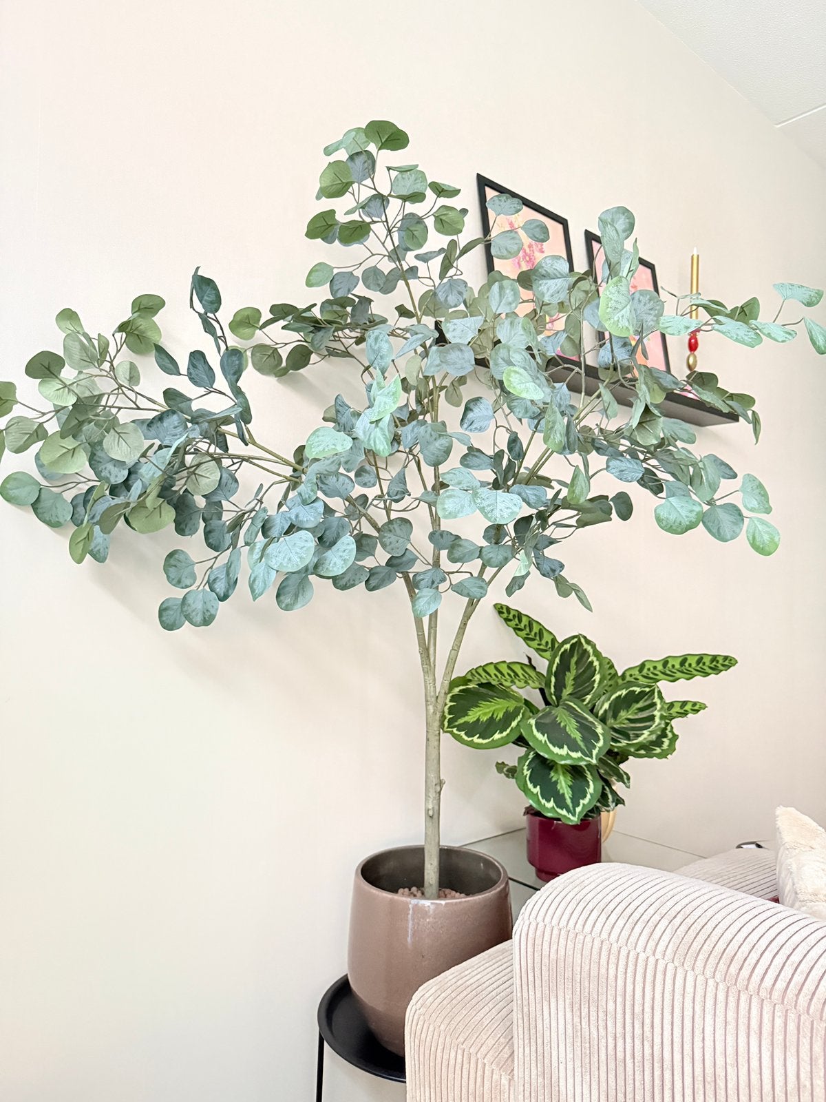 Eucalyptus kunst boom incl keramieken pot en bijzettafel, Ophalen, Zo goed als nieuw
