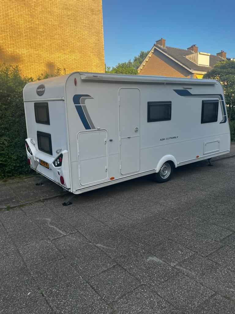 Caravelair Alba 486 Family uit 2021 (inclusief stalling!), Caravans en Kamperen, Caravans, Luifel, Stapelbed, Treinzit, Particulier