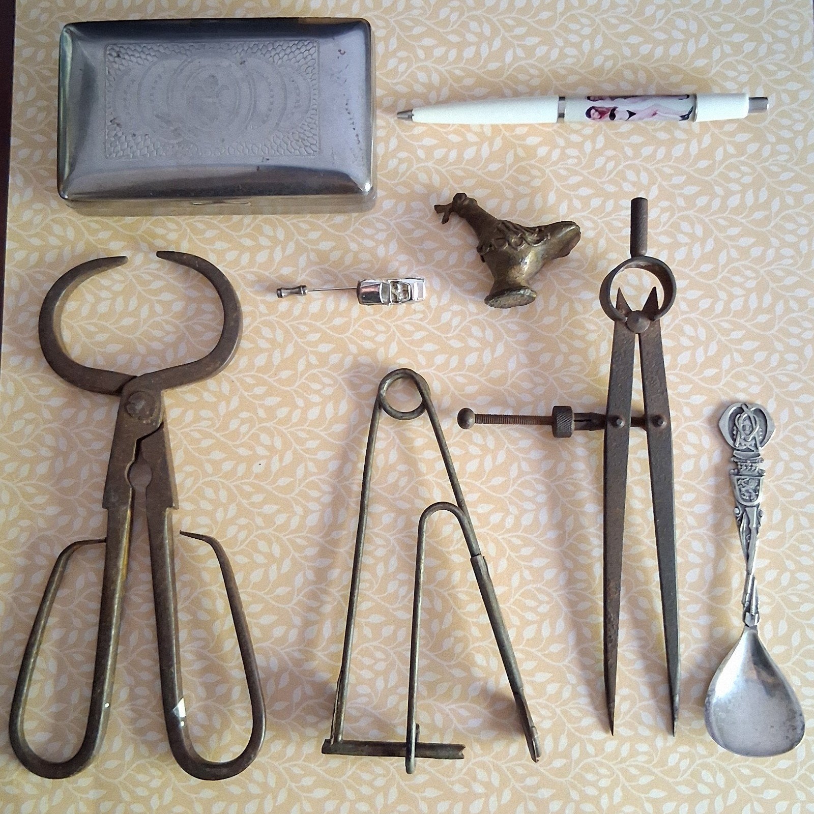 Curiosa Lot Mercedes pin pin-up pen tabaksblik geweren lepel, Ophalen of Verzenden