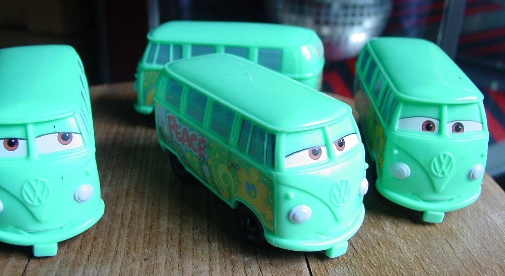 4 X VW BUS DISNEY PIXAR 2006  -KUNSTSTOF-, Ophalen of Verzenden