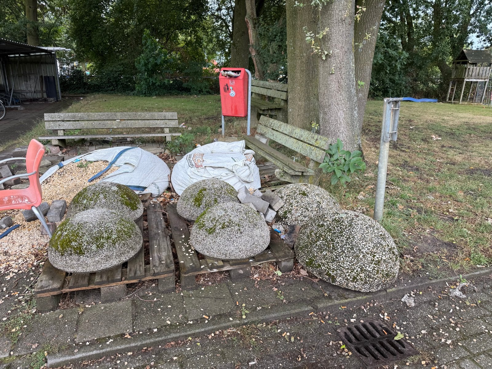Decoratieve betonnen bollen en siergrind gratis ophalen, Tuin en Terras, Grind, Keien en Split, Ophalen, Gebruikt, Grijs, Kei
