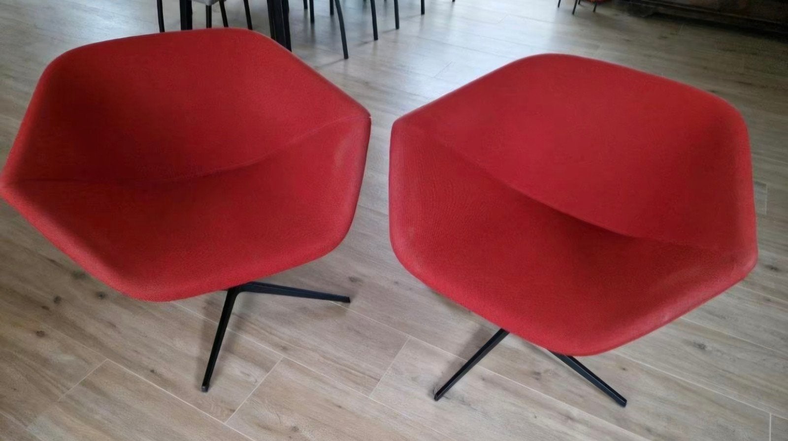 2 Montis Design fauteuils Model ELLA stof rood draaipoot, Huis en Inrichting, Fauteuils, Gerard van den berg label, Gebruikt, Minder dan 75 cm