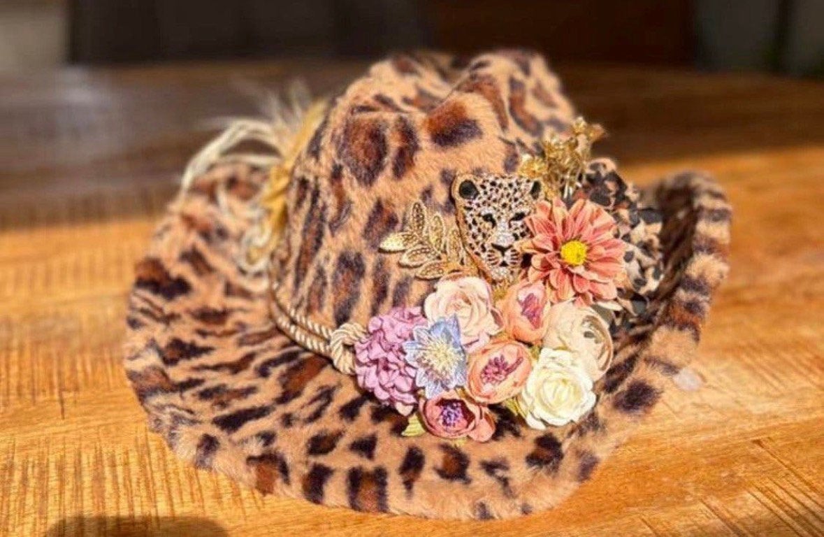Faux fur ppanterhoed Bloemfetti, Kleding | Dames, Ophalen of Verzenden, Nieuw, Carnaval