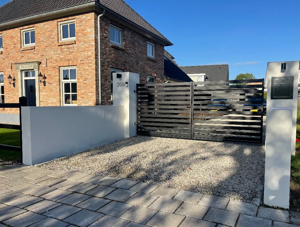 Moderne inrijpoort 'Szafir' compleet en in 2 kleuren, Tuin en Terras, Met poort, Nieuw, IJzer, Spijlenhekwerk